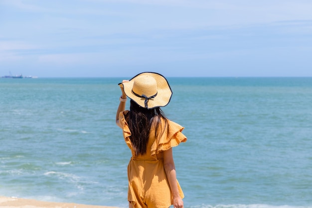 Donna di viaggio guarda il mare