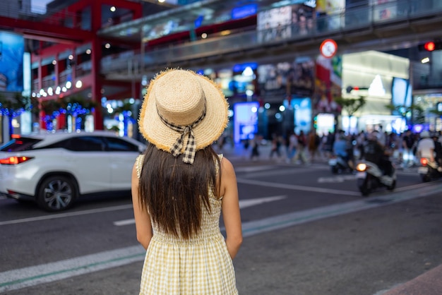 Donna di viaggio nel distretto di Xinyi della città di Taipei