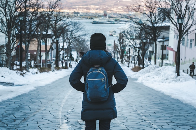 Donna di viaggio nella stagione invernale