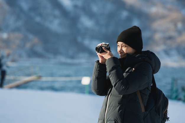 Donna di viaggio nella stagione invernale