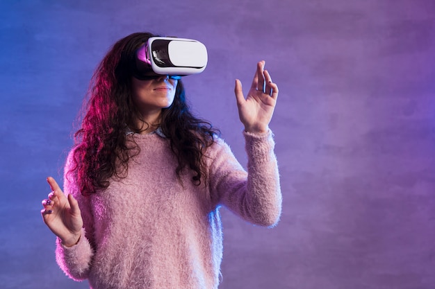 Donna di vista frontale che gioca sull'insieme del vr