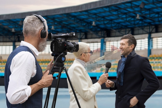 Donna di vista laterale che prende intervista