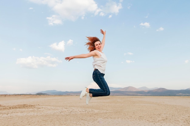 Donna di vista laterale nel salto della natura