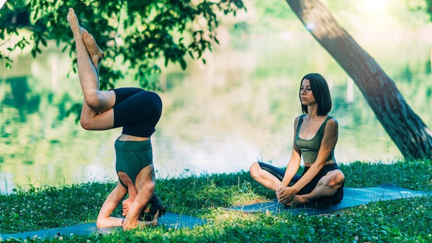 Donna di yoga dalla posa del headstand dell'acqua