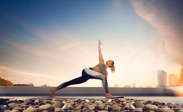 Donna di yoga Giovane donna che fa yoga al mattino