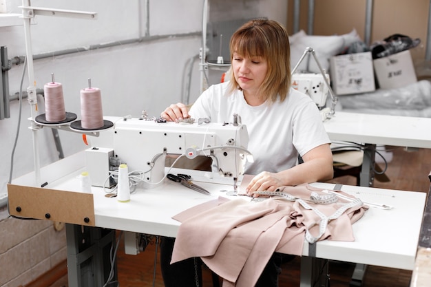 Donna dietro una macchina da cucire al lavoro