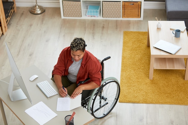 Donna disabile che lavora al tavolo