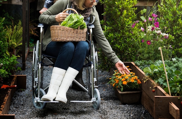 Donna disabile che tocca i fiori