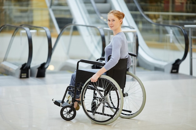 Donna disabile in sedia a rotelle nel negozio