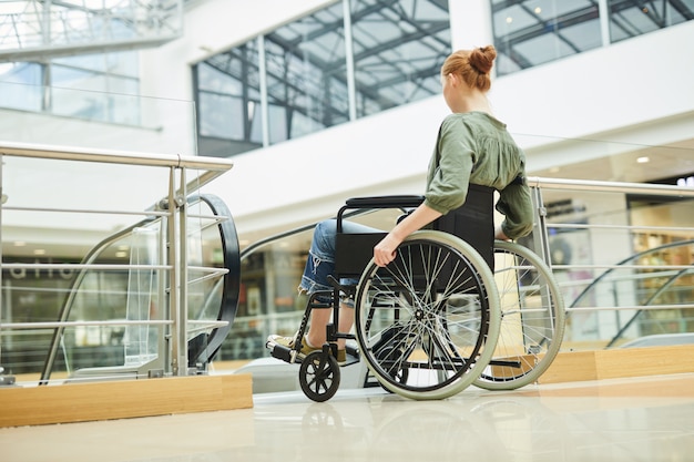 Donna disabile nel centro commerciale