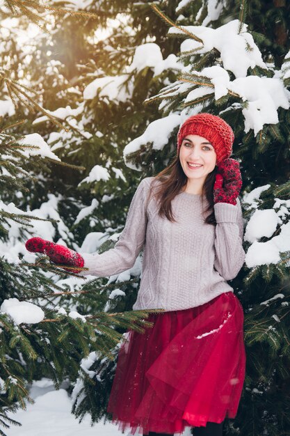 Donna divertendosi nella foresta di inverno