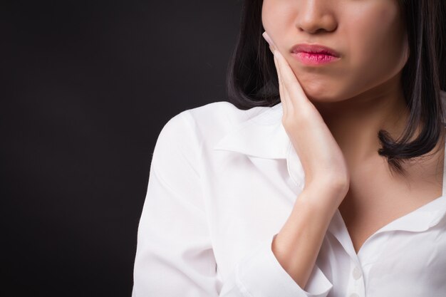 Donna dolorosa con mal di denti, carie, sensibilità