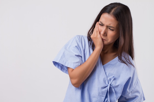 Donna dolorosa con mal di denti, carie, sensibilità