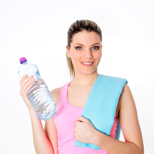 Donna dopo lo sport tenendo la bottiglia d'acqua