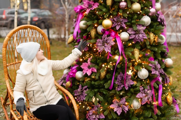 donna e albero di natale per strada