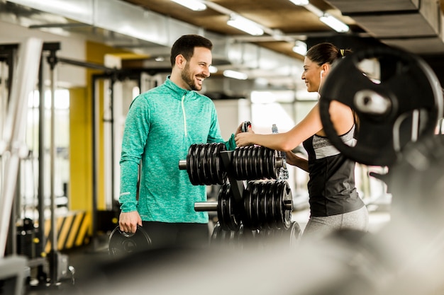 Donna e allenatore in palestra