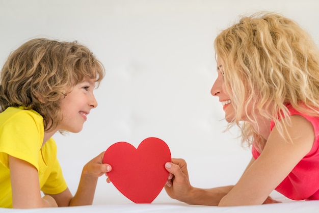 Donna e bambino a casa