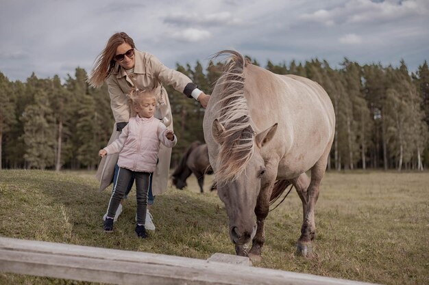 Donna e bambino con un cavallo nel parco nazionale