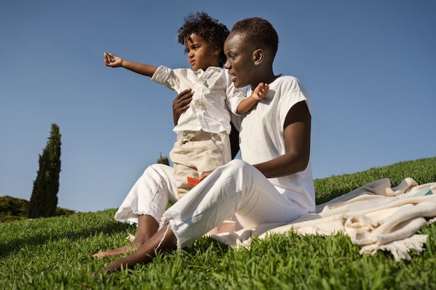 Donna e bambino di colore a tutto campo