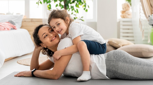 Donna e bambino felici del colpo medio