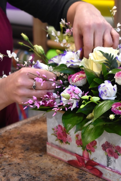 Donna e bouquet di fiori. Fiori per il negozio di fiori. Negozio di fiori con bouquet di fiori.