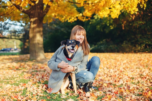 Donna e cane sul campo