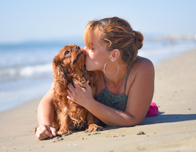 donna e cane sulla spiaggia