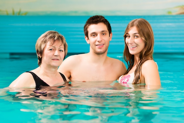 donna e coppia in piscina