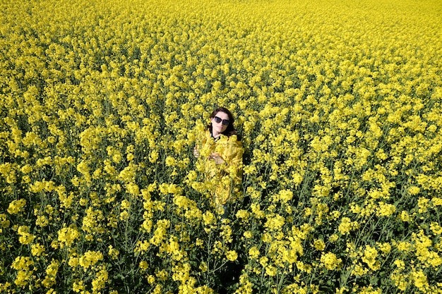 Donna e fiori gialli di colza