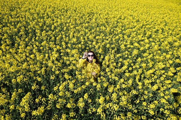 Donna e fiori gialli di colza