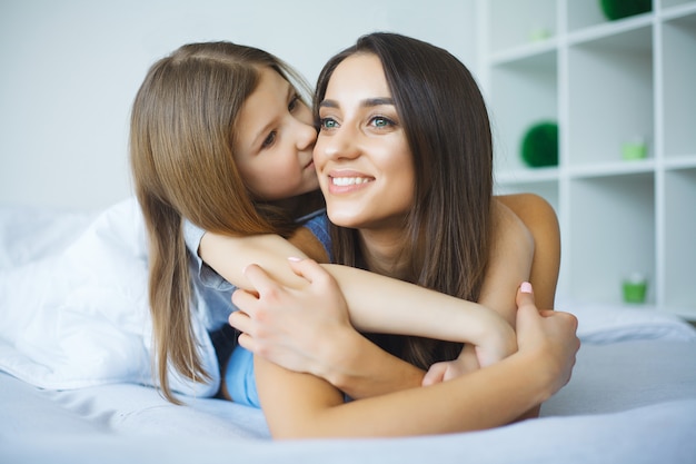 Donna e ragazza che si trovano nel sorridere della base