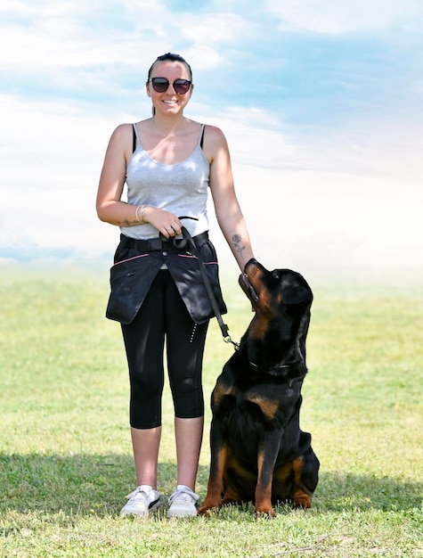 Donna e rottweiler in natura