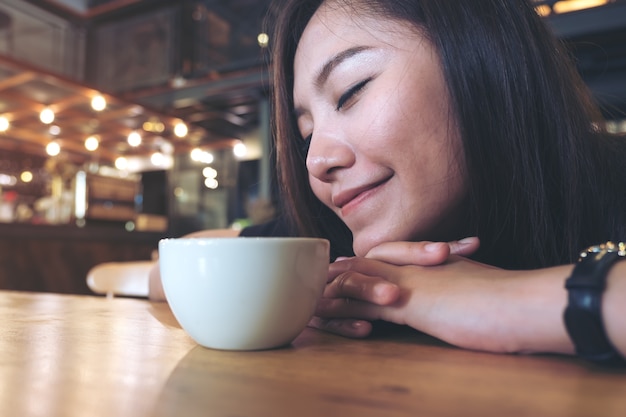 donna e tazza di caffè