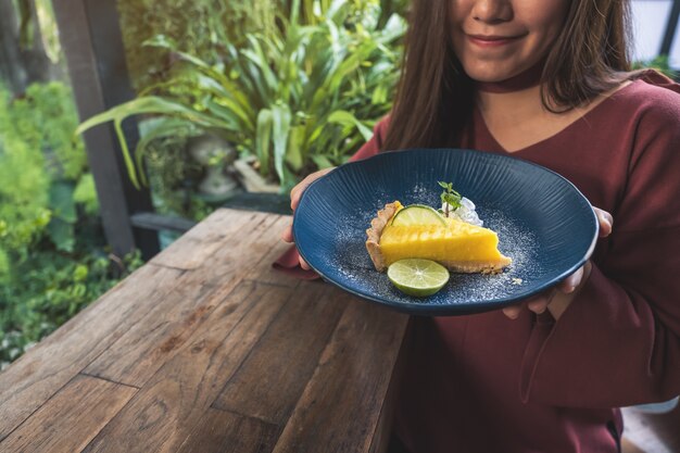 donna e un pezzo di torta al limone