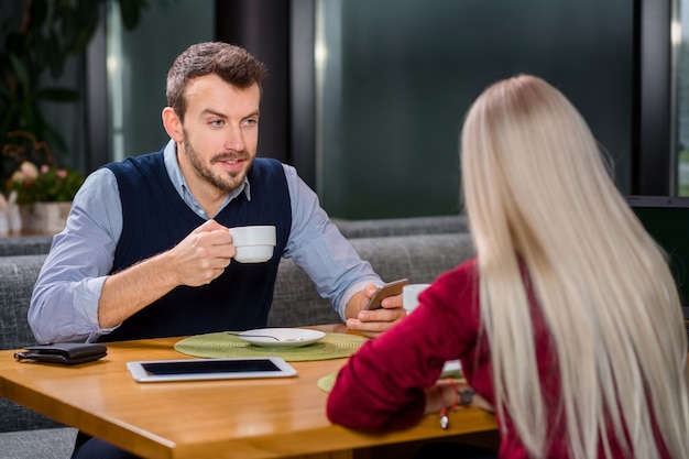 Donna e uomo a pranzo di lavoro