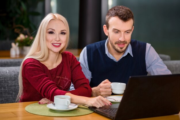 Donna e uomo a pranzo di lavoro