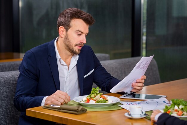 Donna e uomo a pranzo di lavoro