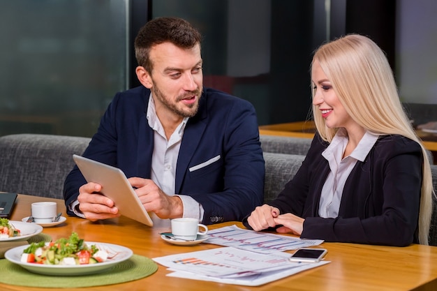 Donna e uomo a pranzo di lavoro