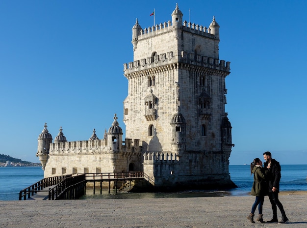 Donna e uomo accanto alla Torre di Belem a Lisbona Portogallo