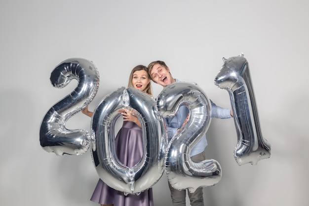 Donna e uomo che festeggiano il capodanno 2021