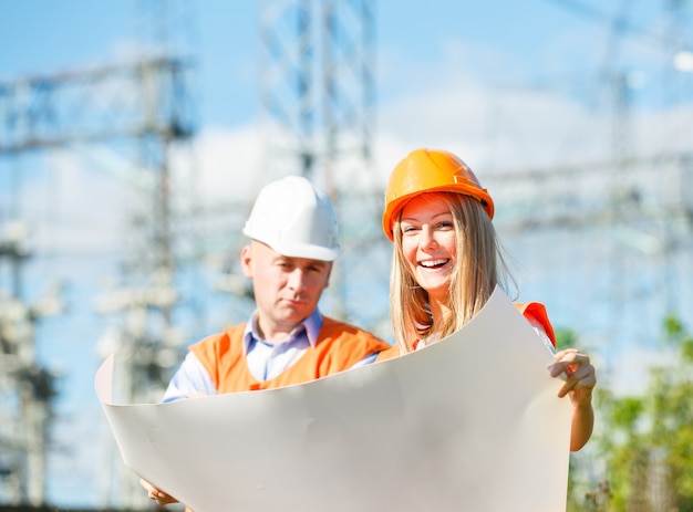 Donna e uomo che lavorano come architetti in un cantiere edile