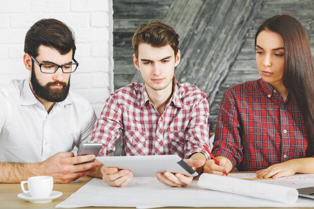 Donna e uomo di pensiero che lavorano insieme