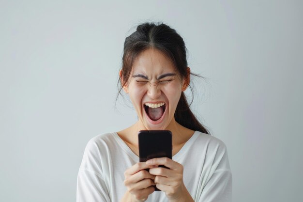 Donna eccitata celebra la vittoria online grida gioiosa donna asiatica