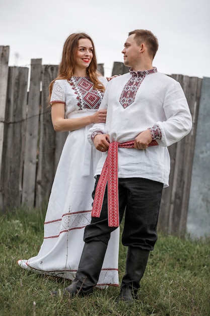 Donna ed uomo che indossano abiti tradizionali in natura