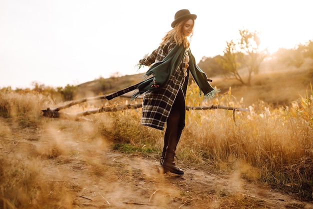 Donna elegante che si gode il clima autunnale nel parco Concetto di stile di moda Stile di vita delle persone