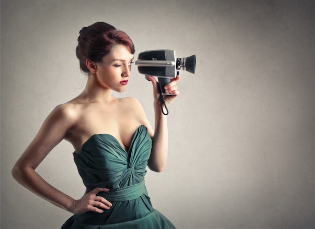 Donna elegante con una vecchia macchina fotografica