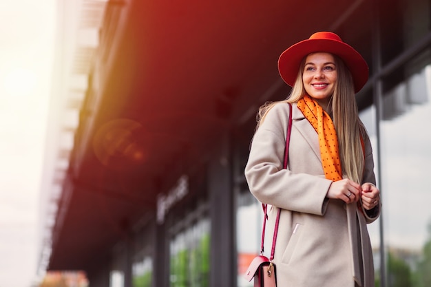 Donna elegante di successo nel suo modo di lavorare sulla strada.