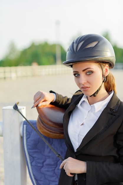 Donna elegante pilota in casco con frusta