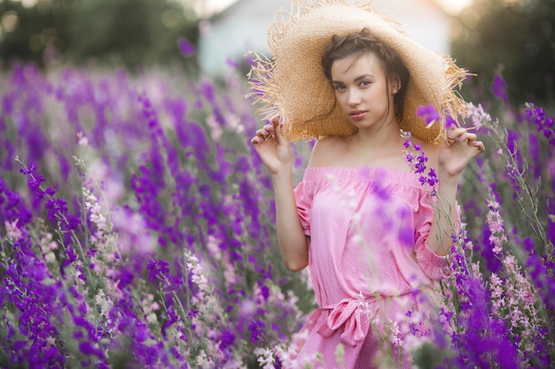 Donna elegante sexy sul prato di fiori. Bella femmina all'aperto. Concetto di libertà