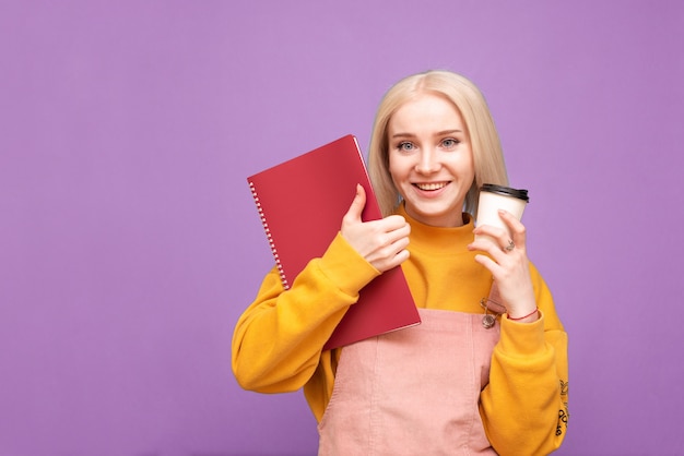 Donna emotiva attratta con libri e quaderni nelle sue mani